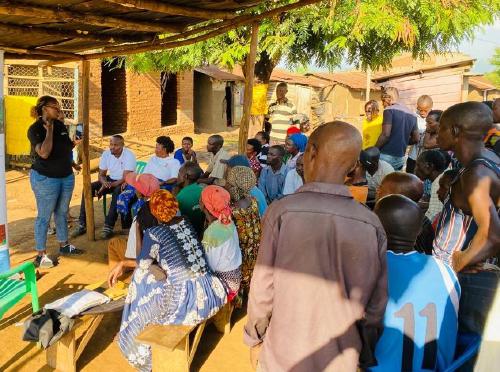 A photo showing Monalisa Mutesi, our Country Team Leader for Uganda, demonstrating Virtual Agronomist to farmers in Kasese, Uganda.